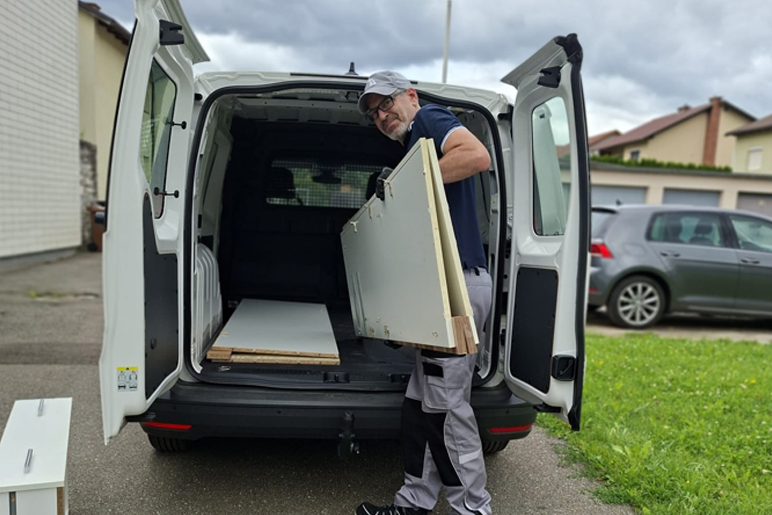 Ferdinand Lastentaxi beim Beladen eines Kleintransporters